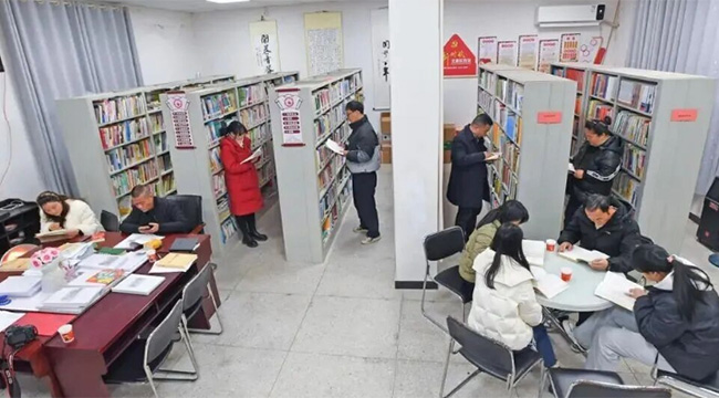 村支書借書建書屋 30年攢下近5萬本書
